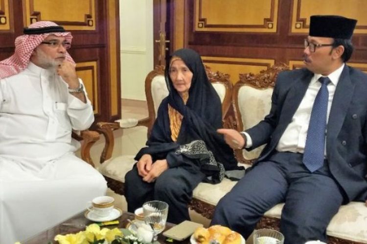 TKI Qibtiyah yang hilang kontak dengan keluarga selama 28 tahun bersama dengan Dubes RI untuk Arab Saudi Agus Maftuh Abegebriel (kanan) dan Dubes Arab Saudi untuk RI Osama bin Muhammad Al Shuaibi.