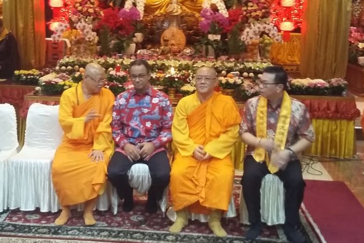 Gubernur DKI Jakarta Anies Baswedan mendatangi Wihara Ekayana Arama di Jalan Mangga II, Kebon Jeruk, Jakarta Barat, untuk mengucapkan selamat kepada umat Buddha yang merayakan Waisak, Selasa (29/5/2018).
