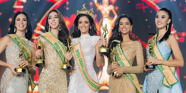 Pemenang Miss Grand International 2018 Clara Sosa dari Paraguay, juara kedua dari India Meenakshi Chaudhary, dan juara ketiga Indonesia yang diwakili Nadia Purwoko.