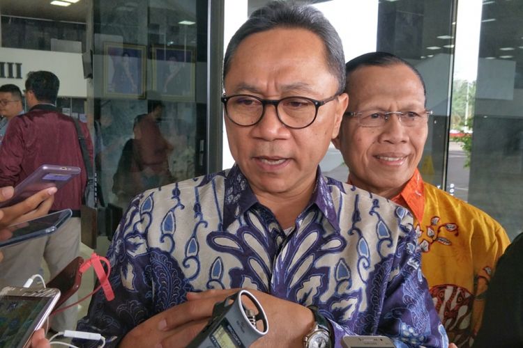 Ketua Umum Partai Amanat Nasional (PAN) Zulkifli Hasan saat ditemui di Kompleks Parlemen, Senayan, Jakarta, Jumat (27/4/2018).