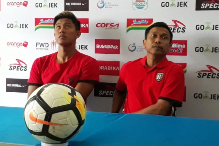 Pelatih Bali United, Widodo Cahyono Putro (kanan) dalam konferensi pers di Kantor Arema FC Kota Malang, Jumat (19/10/2018)