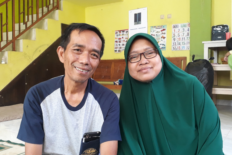 Joko Mulyanto (51) bersama sang istri, Tati Musarofa (51), pendiri Yayasan Benih Kebajikan Nusantara Al Hasyim di Jagakarsa, Jakarta Selatan. Foto diambil Selasa (22/5/2018).