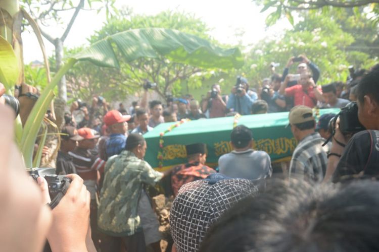 Jenazah Jannatun Cintya Dewi, korban Lion Air JT 610 asal Sidoarjo dimakamkan di tempat pemakaman umum di Dusun Prumpon, Desa Suruh, Kecamatan Sukodono, Sidoarjo, Kamis (1/11/2018).