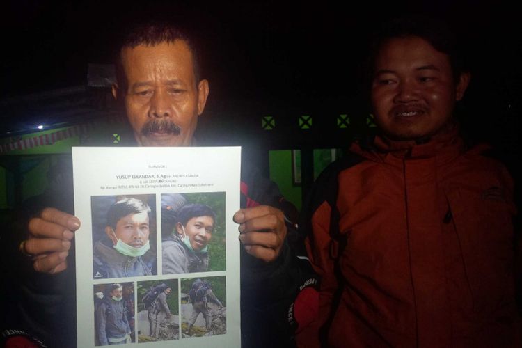 Petugas memperlihatkan foto guru yang hilang di Gunung Gede Pangrango, Sukabumi, Jawa.Barat, Minggu (10/9/2017).