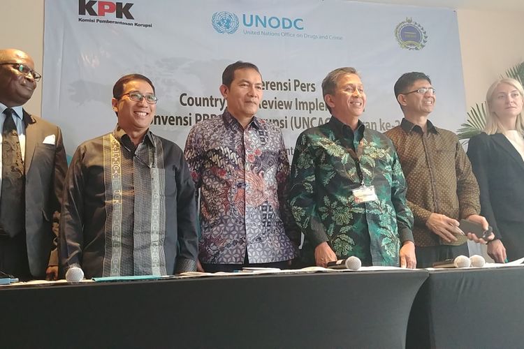 Wakil ketua KPK Saut Situmorang dan Laode M Syarif bersama delegasi UNCAC, Senin (9/10/2017).