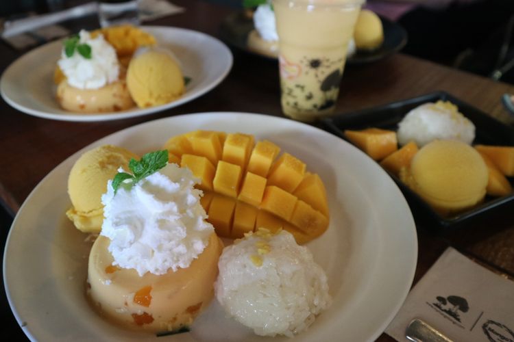 


Mango Tango Sticky Rice di Chiang Mai, Thailand.(KOMPAS.COM / MUHAMMAD IRZAL ADIAKURNIA)