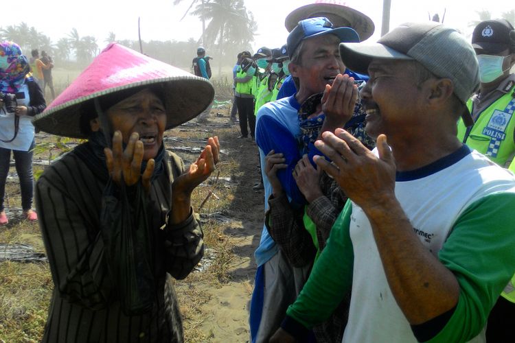 Garapan warga digusur dan bangunan-bangunan yang kosong dan rusak diambrukkan. Meski memberikan protes, para petani terkesan pasrah.