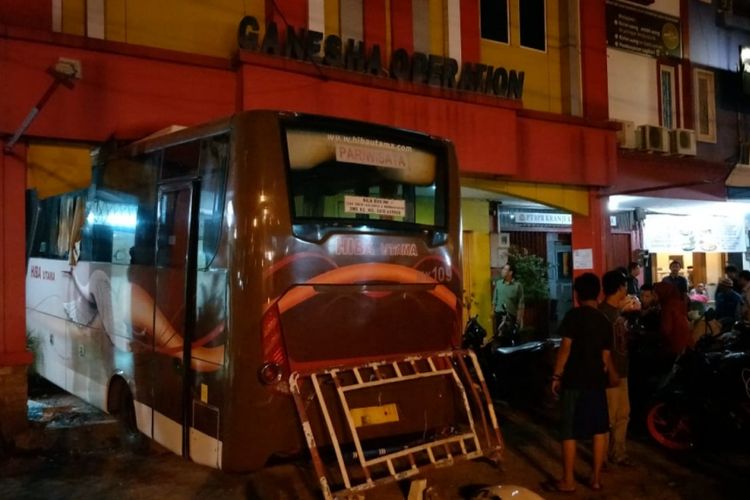 Tampak Bus menabrak tempat bimbel di Ruko Mega Kalimalang, Jalan KH. Noer Ali, Bekasi Selatan, Kota Bekasi, Kamis (14/2/2019).