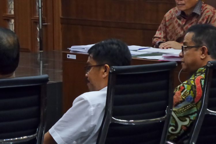 Adik Gamawan Fauzi, Azmin Aulia dan pengusaha Afdal Noverman, bersaksi dalam sidang kasus e-KTP di Pengadilan Tipikor Jakarta, Kamis (18/5/2017).