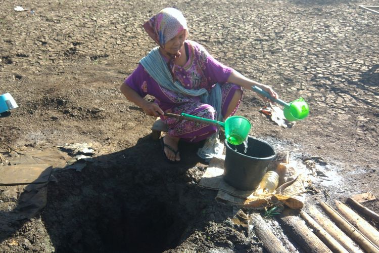 Warga Mengambil Air Untuk mencukupi Kebutuhan Sehari-hari di Telaga Banteng, Dusun Ngricik, Desa Melikan, Rongkop