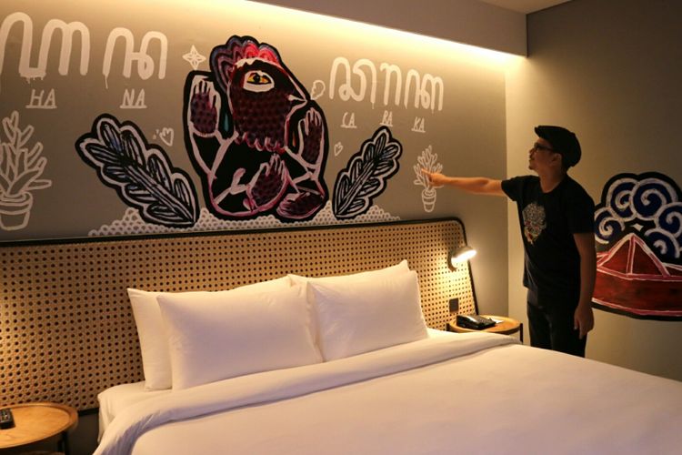 Dekorasi mural di Artotel Yogyakarta, karya Soni Irawan dengan keahlian lukisan dan mural street art. Ia melukiskan kisah penciptaan Aksara Jawa oleh Aji Saka, di kamar-kamar lantai delapan.