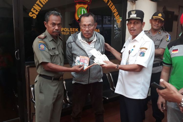 Seorang pria bernama Nazarudin digiring dan dilaporkan ke polisi karena menyebarkan surat palsu untuk meminta tunjangan hari raya (THR) kepada warga di wilayah Kebayoran Lama, Jakarta Selatan, Rabu (6/6/2018).