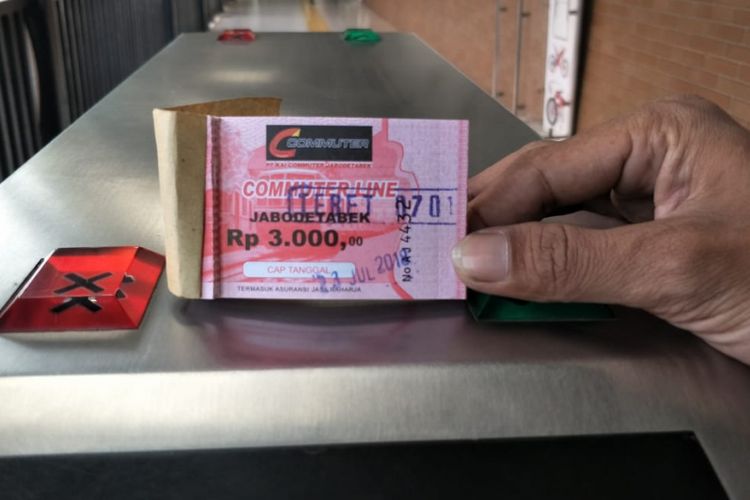 Tiket kertas untuk naik KRL di Stasiun Tebet, Jakarta Selatan, Senin (23/7/2018). Dalam tiket itu tercantum tanggal dan nama stasiun.