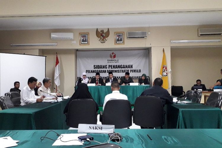 Suasana sidang pemeriksaan saksi terkait dugaan pelanggaran kampanye Jokowi-Maruf di Kantor Bawaslu DKI Jakarta, Selasa (23/10/2018).