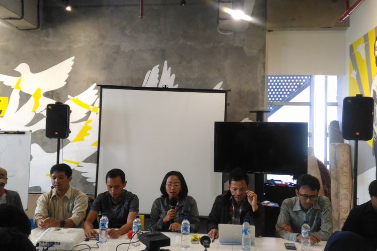 (Kiri-kanan) Arif Nur Fikri (KontraS), Ikhsan Yorie (Setara Institute), Al-Araf (Imparsial), Usman Hamid (Amnesty International), Arif Maulana (LBH), dan Rizky Yudha (ILR) yang tergabung dalam koalisi masyarakat sipil di kantor Amnesty International, Jakarta, Senin (17/12/2018).  