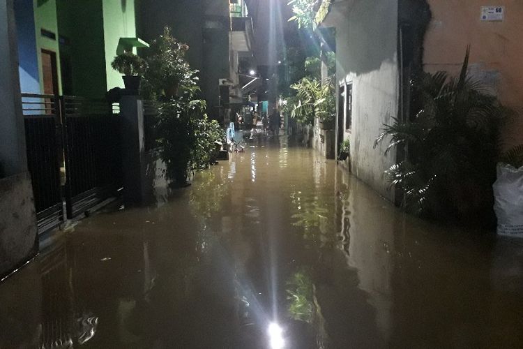 Banjir merendam kawasan permukiman di RW 004 Cipinang Melayu, Jakarta Timur, Selasa (30/4/2019).