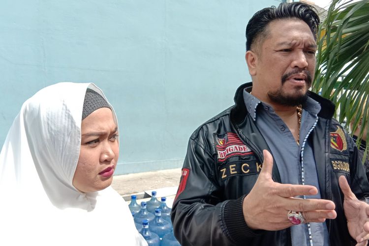 Istri Aris Idol, Rosillia Octo Fany, dan kuasa hukum Aris, Zecky Alatas, dalam wawancara di Gedung Trans, Mampang Prapatan, Jakarta Selatan, Jumat (18/1/2019).