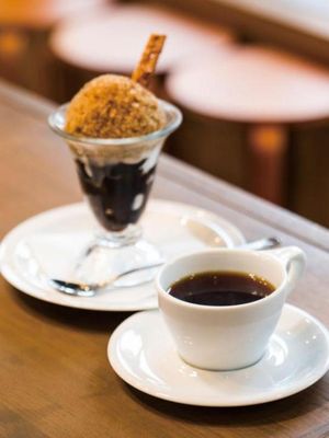 Coffee Parfait dengan jeli kopi dengan fresh cream di atasnya dan diberi Granita coffee seharga 680 yen. Dengan biaya tambahan 350 yen, dapatkan juga paket dengan kopi.