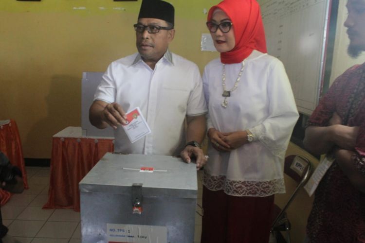 Calon gubernur Maluku, Murad Ismail bersama istrinya saat mencoblos di TPS kelurahan Tihu, Kecamatan Teluk Ambon, Rabu (27/6/2018)