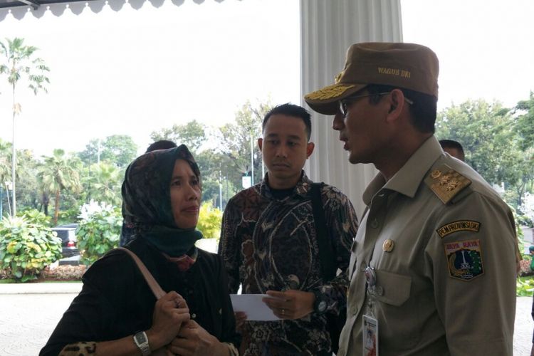 Wakil Gubernur DKI Jakarta Sandiaga Uno mendengar aduan Istiqomah, warga yang meminta pekerjaan, Senin (19/3/2018). 