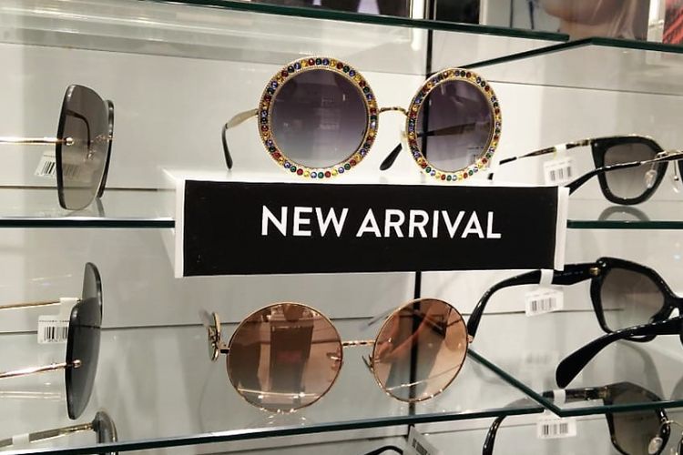 koleksi kacamata berbentuk bulat di Sunglass Hut Plasa Senayan