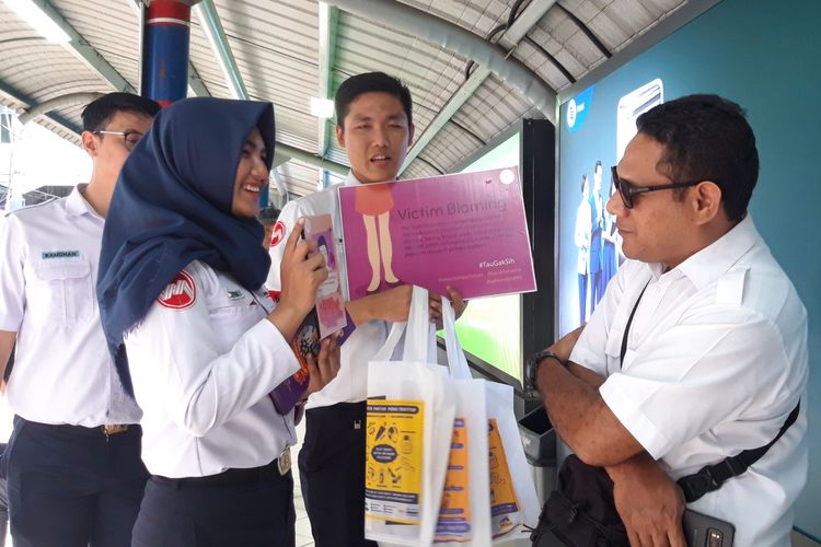 Petugas PT KCI saat melakukan kampanye pencegahan pelecehan seksual di Stasiun Sudirman, Selasa (12/3/2019)