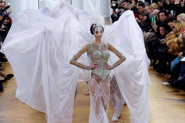  Gaun Pengantin Telanjang dalam Ajang Paris Fashion Week 
