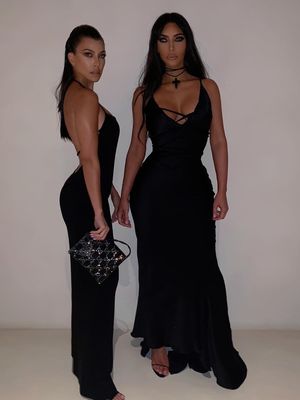 Kourtney Kardashian (kanan) berpose bersama adiknya, Kim Kardashian dalam foto yng diunggahnya ke akun Instagram pribadinya.