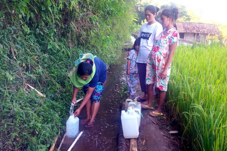 Sejumlah ibu-ibu sedang mengisi air bersih dari pipanisasi untuk ke kapung lain ke jerigen di Kampung Taman, Desa Sukamanis, Kecamatan Kadudampit, Sukabumi, Jawa Barat, Rabu (18/7/2018).