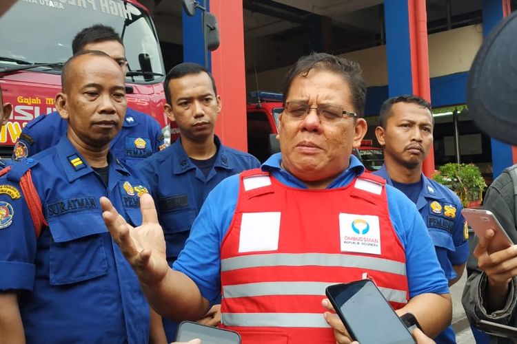 Anggota ORI, Adrianus Meliala, saat meninjau Dinas Damkar Koja, Jakarta Utara, Jumat (7/6/2019).  