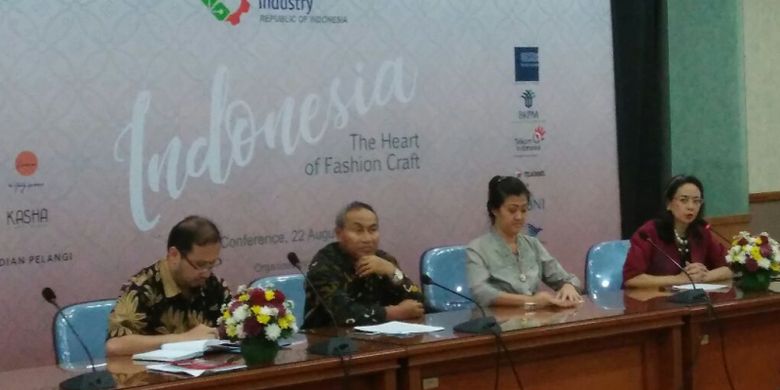 Konfrensi pers keikutsertaan Indonesia dalam ajang pameran busana Collection Premier Moscow (CPM) Rusia di Kemenperin, Jakarta, Selasa (22/8/2017).