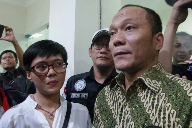 Iwa K didampingi oleh istrinya, Wikan Resminingtyas, usai sidang di Pengadilan Negeri Tangerang, Banten, Rabu (27/9/2017).