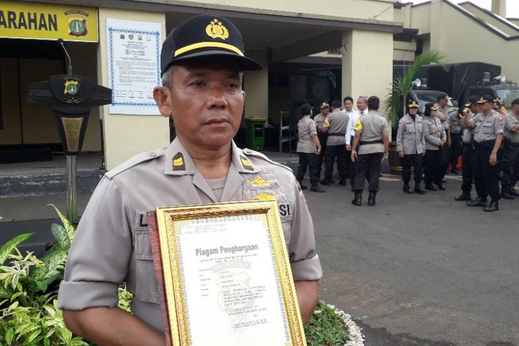 Iptu Legiso, polisi yang mendapat piagam penghargaan dari Kapolres Metri Jakarta Utara setelah menyelamatkan seorang balita, Senin(18/2/2019).