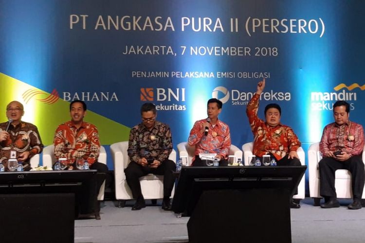 Jajaran Direksi PT Angkasa Pura II dan penjamin emisi saat melakukan keterangan pers terkait penawaran tahap pertama Obligasi Berkelanjutan I Angkasa Pura II Tahun 2018 di Jakarta, Rabu (7/11/2018).