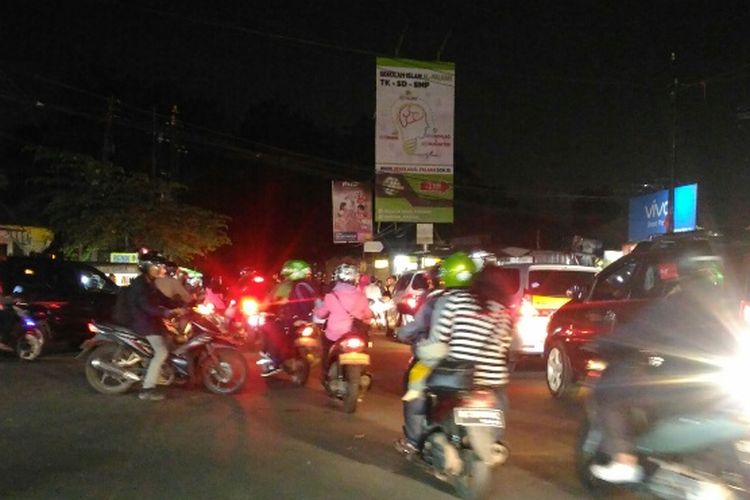 Kondisi lalu lintas di Simpang Duren, Kampung Sawah. Ciputat, Tangsel, Jumat (23/2/2018) malam.