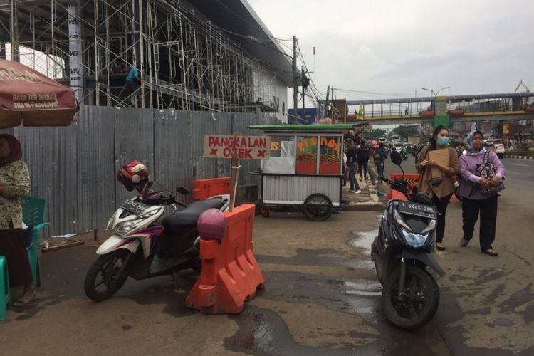 PKL di trotoar Jalan Margonda, Depok, Rabu (16/1/2018)