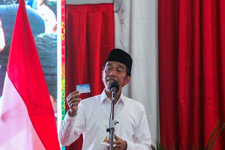 Presiden Joko Widodo menunjukkan kartu Pra Kerja di Aceh, Selasa (26/3/2019).