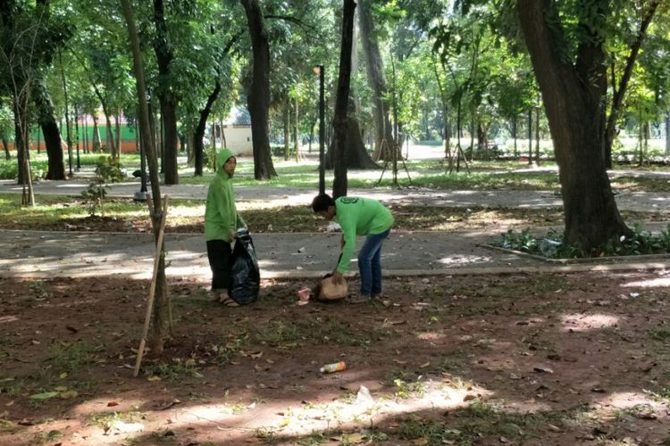 Petugas membersihkan sampah yang masih berserakan di taman sekitar Stadion Utama Gelora Bung Karno (SUGBK), Senayan, Jakarta Pusat, dua hari pasca-final Piala Presiden, Senin (19/2/2018).