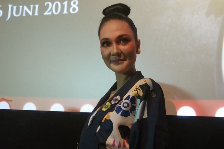Luna Maya diabadikan di sela gala premier film Insya Allah Sah 2 di XXI Epicentrum Walk, Jakarta Selatan, Rabu (6/6/2018) malam.