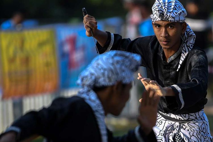 Pesilat beraksi memperlihatkan jurus untuk menghibur pengunjung di kawasan KEK Tanjung Lesung, Pandeglang, Banten, Sabtu (29/9/2018). Dalam upaya mempromosikan wilayah di ujung paling barat Pulau Jawa itu, Kementerian Pariwisata menggagas perhelatan Festival Pesona Tanjung Lesung yang memadukan festival olahraga (sport tourism) dan atraksi budaya.