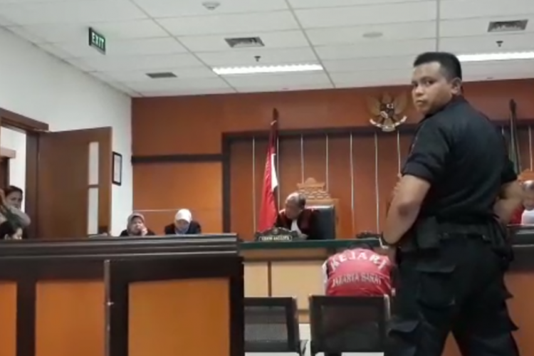 Terdakwa Rocky dan Riszky divonis hukuman mati oleh majelis hakim Pengadilan Negeri Jakarta Barat pada Selasa (2/10/2018) karena terbukti dalam kasus penyelundupan 1,3 ton ganja dari Aceh ke Jakarta.