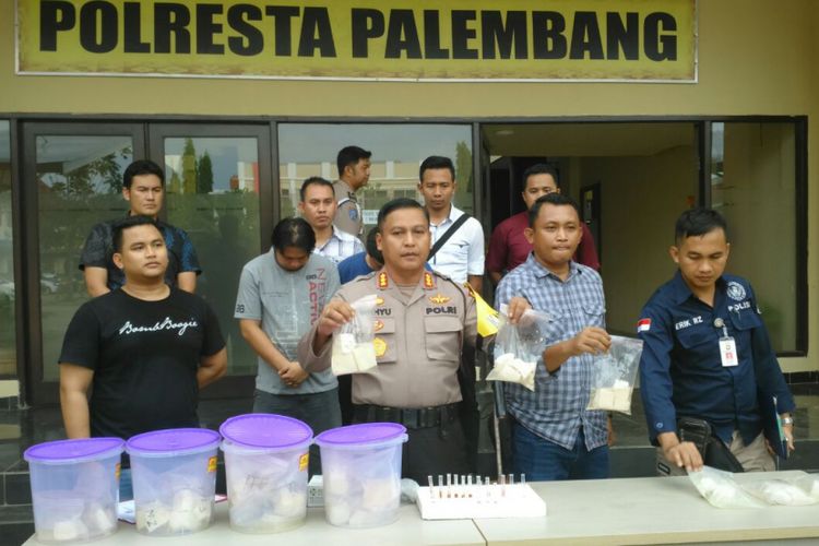 Ratusan tahu yang mengandung formalin bersama dua tersangka saat diamankan di Mapolresta Palembang.