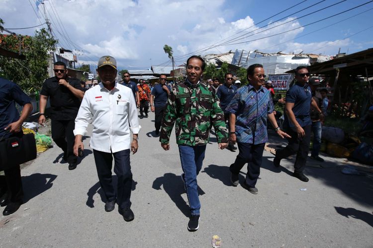 Presiden Joko Widodo mengunjungi Perumnas Balaroa, Kota Palu, Sulawesi Tengah,  Minggu (30/9/2018). Gempa bermagnitudo 7,4 yang mengguncang Donggala dan Palu mengakibatkan ribuan bangunan rusak dan sedikitnya 420 orang meninggal dunia.