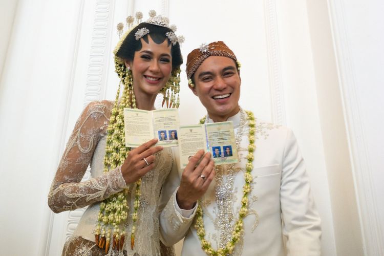 Artis peran Baim Wong dan sang istri, Paula Verhoeven usai dinyatakan resmi menjadi sepasang suami-istri di Gedung The Tribrata, Kebayoran Baru, Jakarta Selatan, Kamis (22/11/2018).