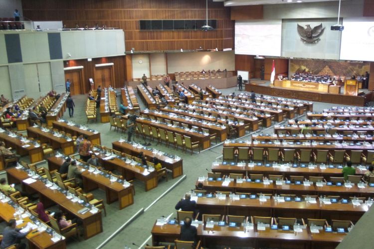 Suasana rapat paripurna pengambilan keputusan atas usulan hak angket yang ditujukan Komisi III DPR kepada Komisi Pemberantasan Korupsi, Jumat (28/4/2017). Usulan hak angket tersebut disetujui dalam paripurna tersebut, meski sejumlah fraksi menolaknya.