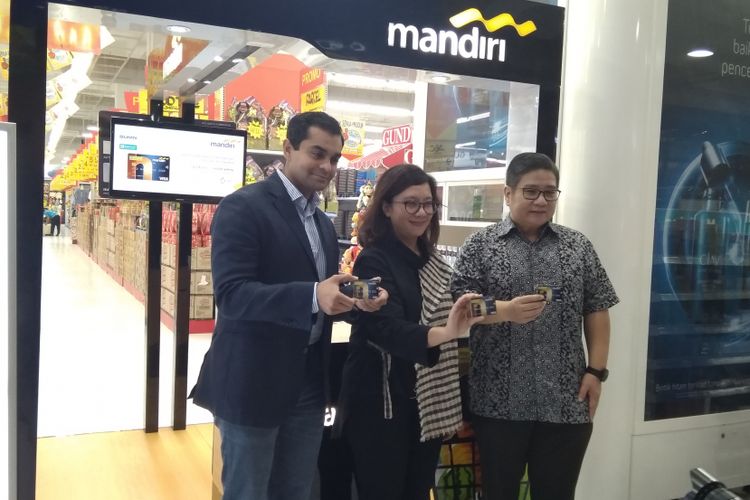Bank Mandiri dan Hypermart meluncurkan kartu kredit tampilan baru di Lippo Mal Kemang, Rabu (9/5/2018).