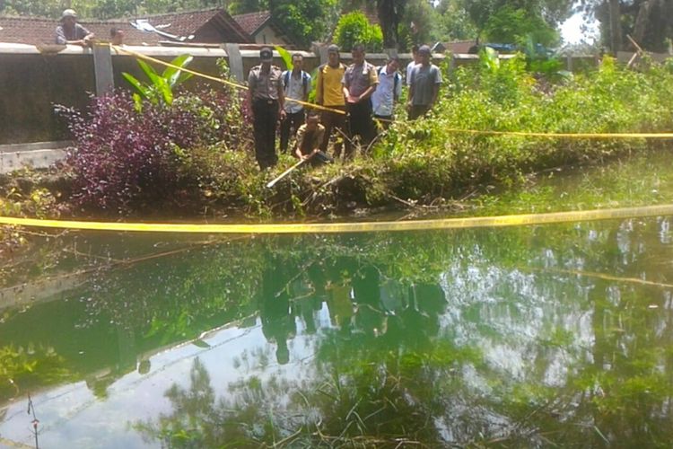 Petugas dari Kepolisian Polsek Purwosari dan Kecamatan Purwosari meninjau lokasi kolam ambles.
 (Dokumen Humas Polsek Purwosari)