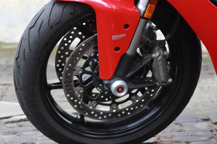 Ilustrasi fitur ABS. Sistem pengereman Ducati Supersport dilengkapi ABS yang bisa diatur level daya cengkram