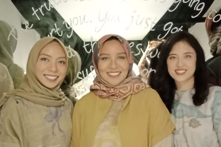Tiga pendiri Kami: Afi, Irin dan Karin seusai fashion show koleksi terbarunya sekaligus perayaan 10 tahun Kami di Senayan City, Jakarta, Jumat (3/5/2019).