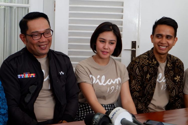 Vanesha Prescilla, pemeran Milea dalam Film Dilan 1991 bersama Gubernur Jawa Barat Ridwan Kamil saat konferensi pers di Gedung Pakuan Bandung, Minggu (10/2/2019).